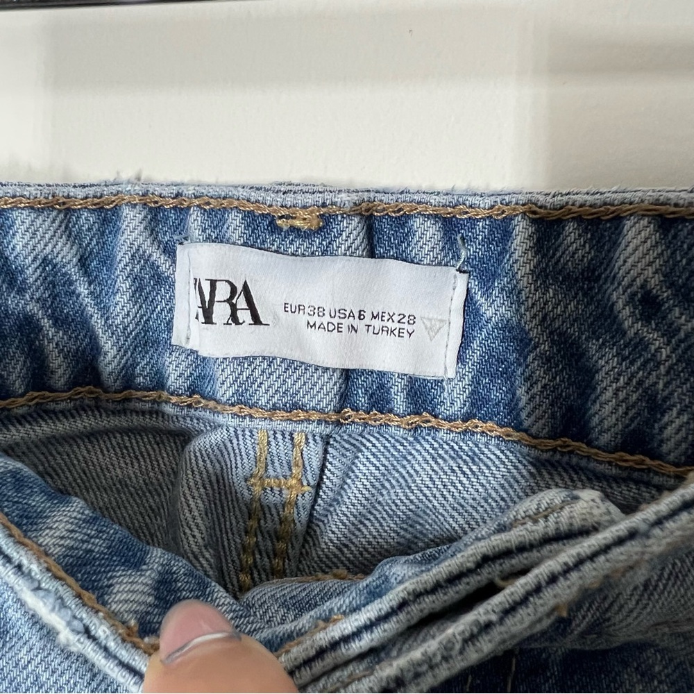 Zara High Rise Wide Leg Jeans Ripped Knees and Frayed Hem Light Blue Wash - Picture 3 of 6